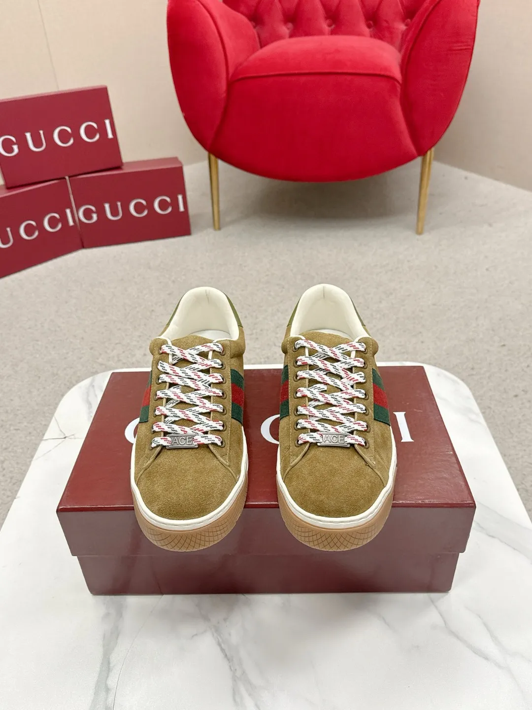 Factory price: 460💰Gucci Gucci's latest ACE series casual sports shoes, the same style as all the stars, classic brown canvas + leather stitching, the red and green stripes on the side are very recognizable. Perfect shoe last, perfect for daily casual wear, super beautiful and comfortable on the feet, a must-have for fashionistas 💯 ☑️Material: Original customized imported first-layer cowhide ☑️Inner lining: Customized imported cowhide ☑️Outsole: Original molded non-slip TPU sole ☑️Sole thickness: 2.5cm ☑️Size: Men's 38-44, customized 45